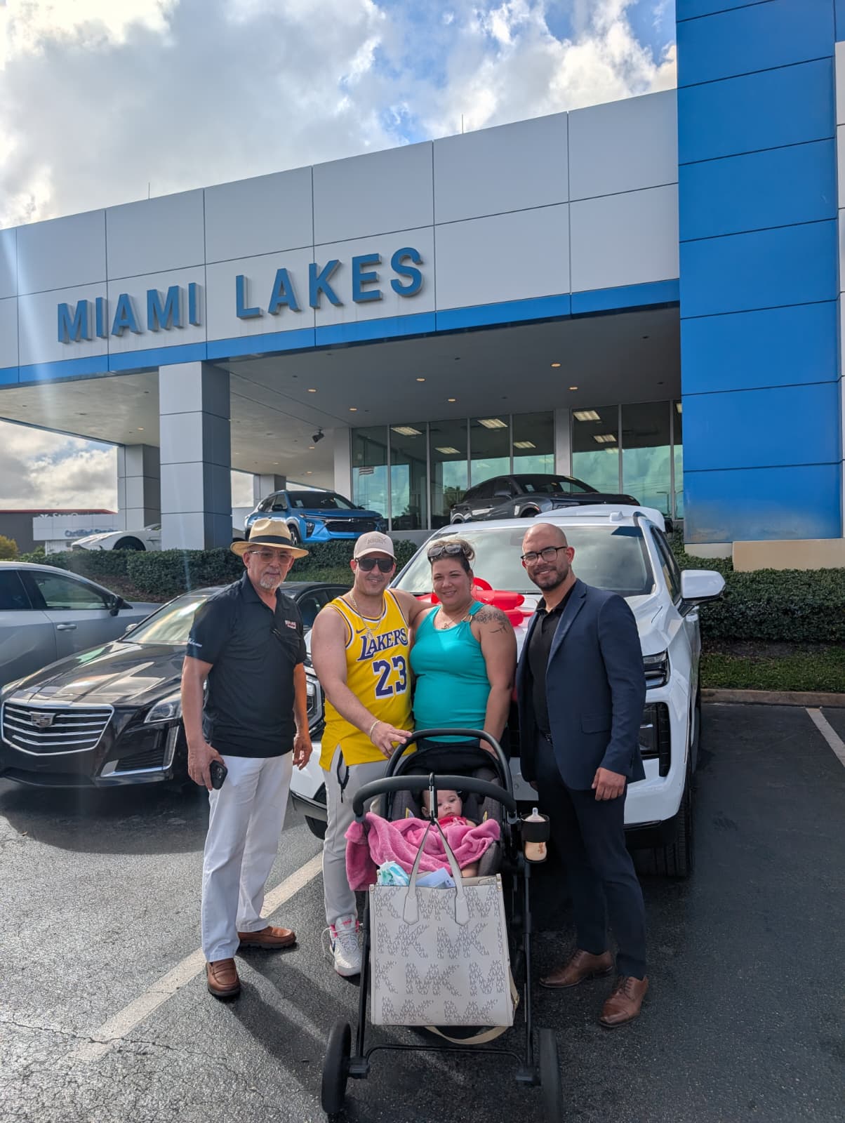 Familia con carro nuevo